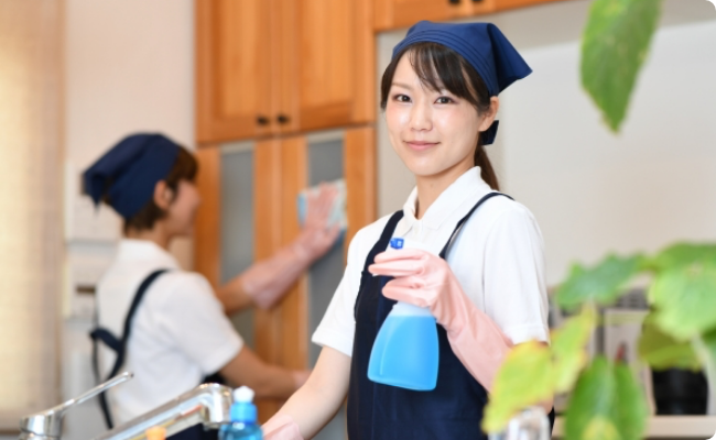 掃除をしている女性